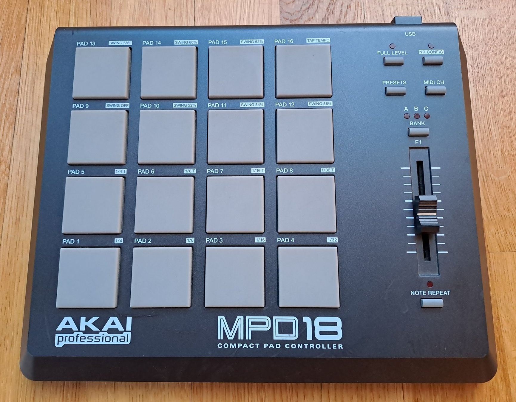 Akai Strumenti musicali: Legendary beat maker's Akai Pro MPD18 compact pad controller – Usato da Vevey venduto da Traise 1