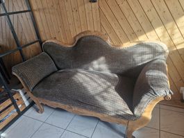 Antikes hübsches Sofa