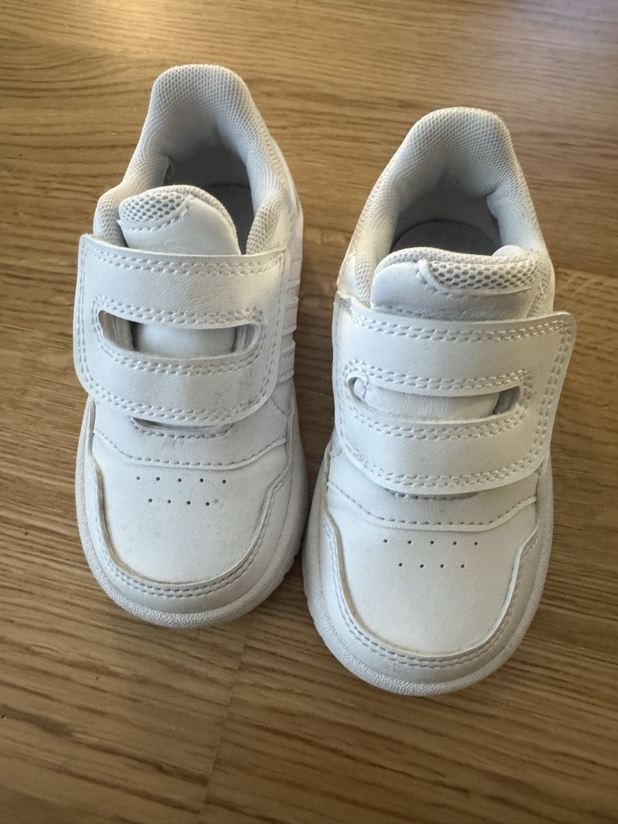 Adidas Scarpe per ragazzi: Baskets Adidas blanches taille 23 enfant – Usato da La Chaux-de-Fonds venduto da kel_9khc