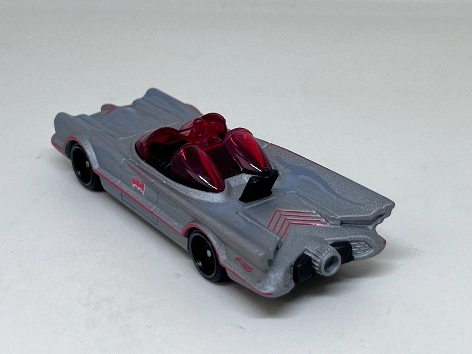 Hot Wheels Modellini d'auto: Hot Wheels TV Series Batmobile #121 – Usato da Wildegg venduto da LaaBoutique 2