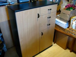 Praktischer Schrank mit Schubladen