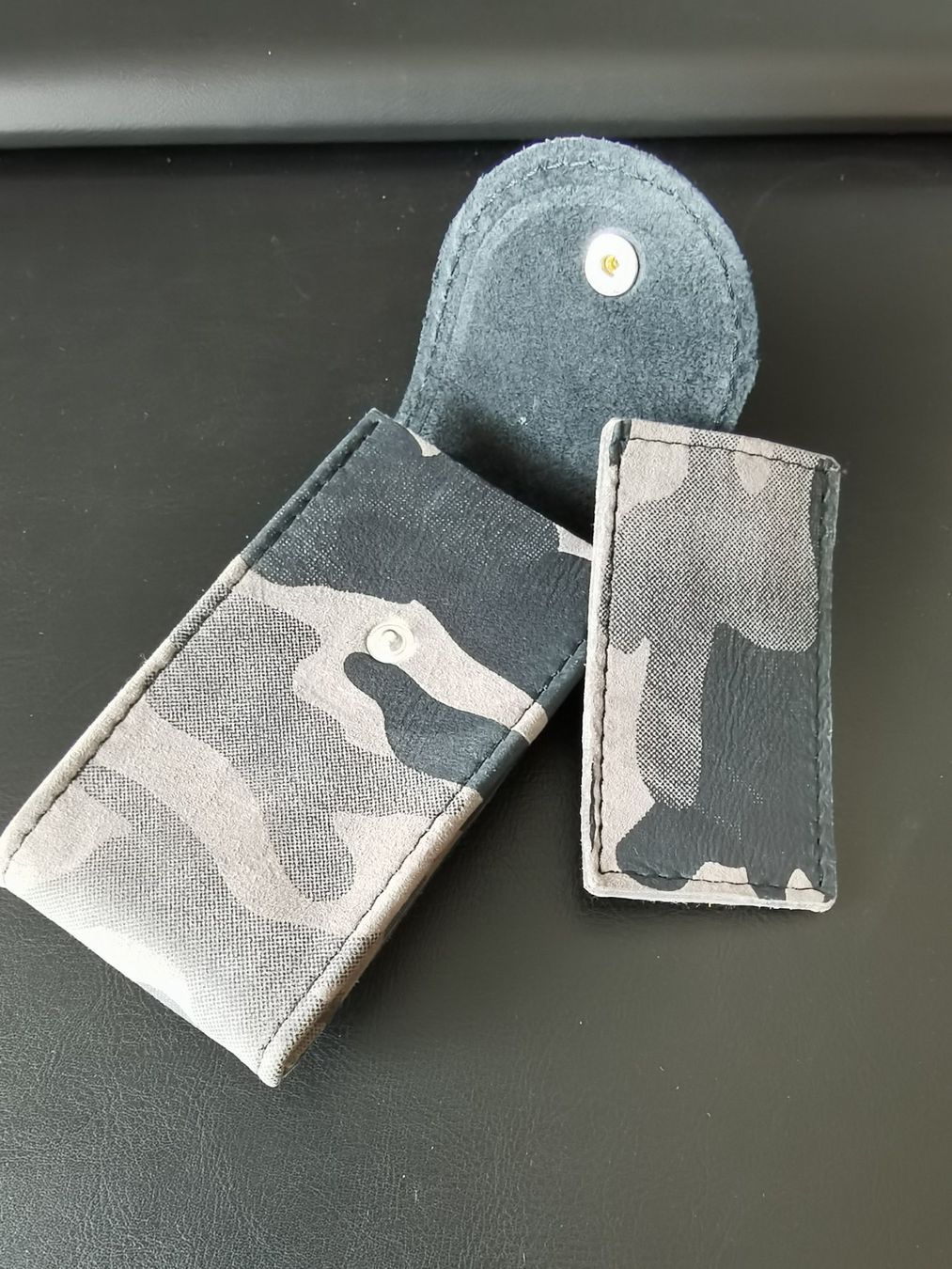 Scatole porta orologi: Uhrenetui Bosphorus Leather Camouflage Grau – Nuovo e nell'imballaggio originale da Biel/Bienne venduto da Cranson93 3