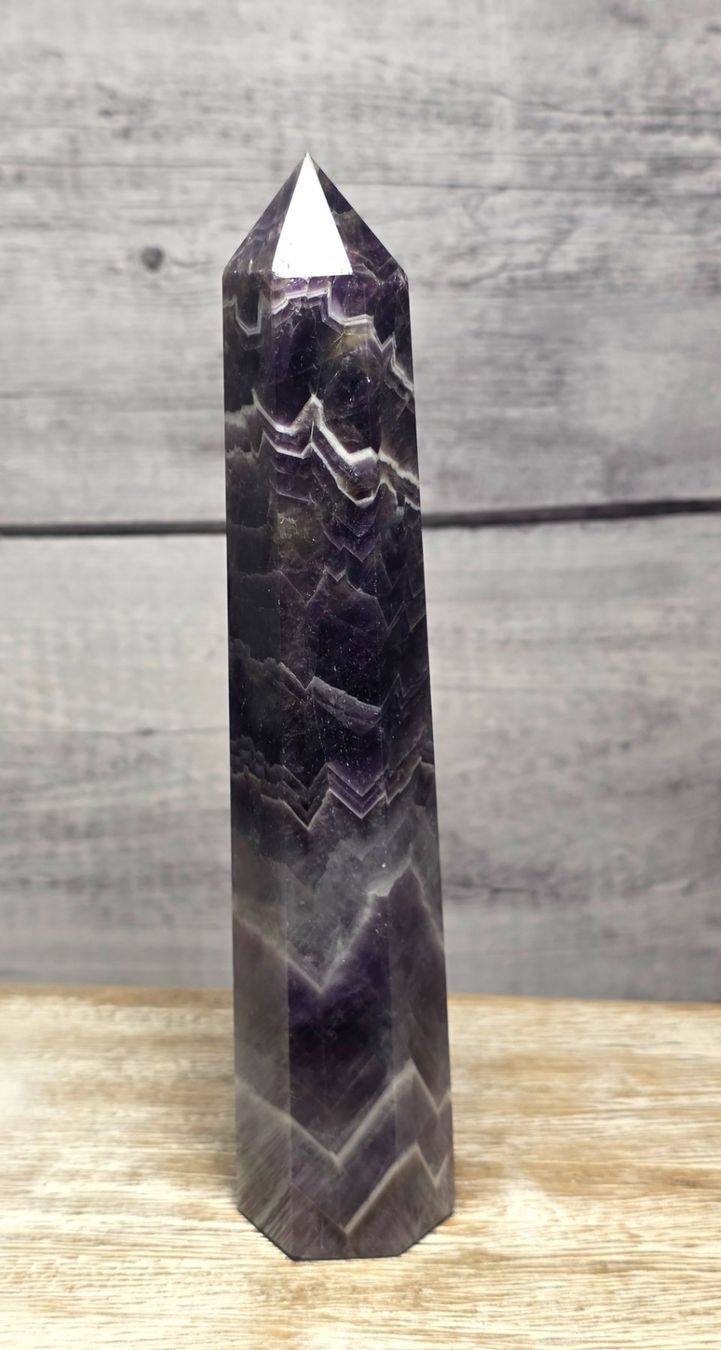 Minerali & Pietre curative: Chevron Amethyst Obelisk E 290g – Nuovo e nell'imballaggio originale da Matzingen venduto da Shay_Crystalz