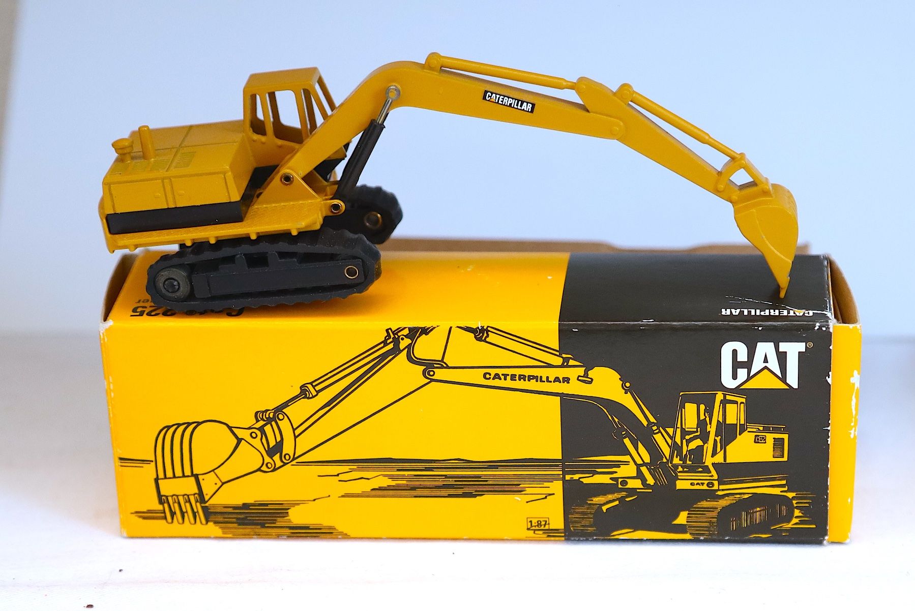 Caterpillar Bagger: CAT225 RAUPEN-HYDRAULIK-BAGGER 1:87 – Neu und originalverpackt aus Ipsach von Merlux 1