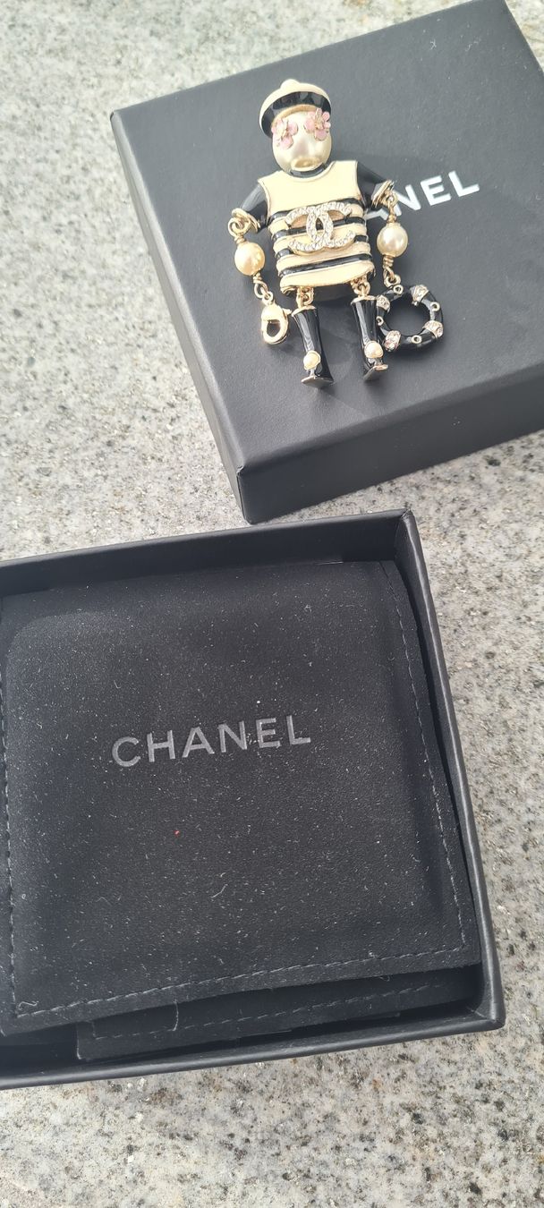 Chanel Spille & Fermagli: Seltene Chanel Brosche mit Rechnungscopie – Nuovo (secondo la descrizione) da Luzern venduto da annabelle25 5