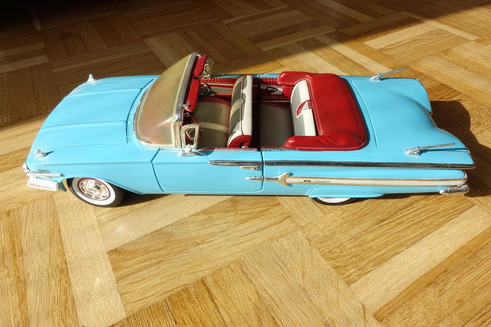 Chevrolet Impala Convertible 1960 - MotorMax 1/18 - Blanche - Capote Et Portes Ouvrantes
