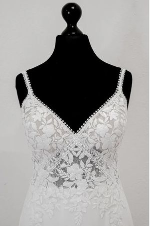 Brautkleid weiss mit Spitze und Schleppe gebrauchter Zustand