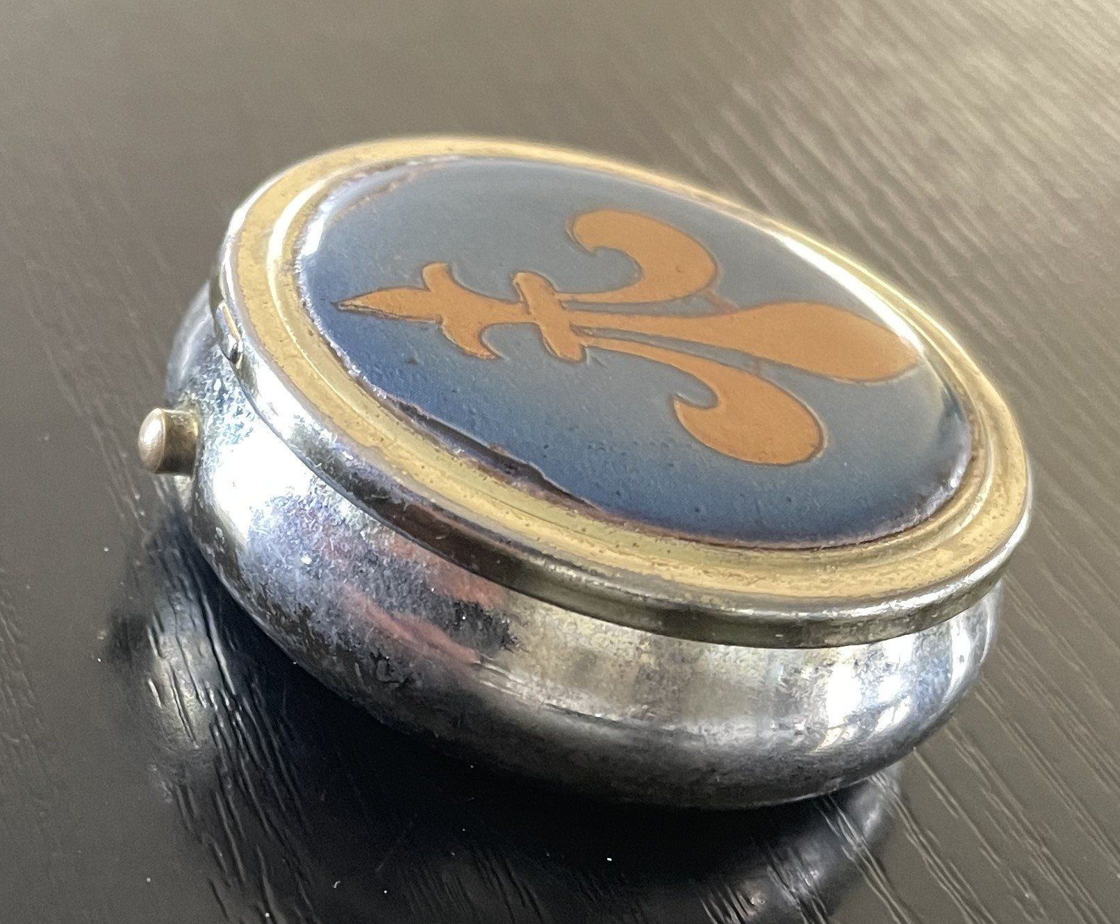 Recipients et similaires: Fleur de Lys Blechdose Dose Behälter Pillendose Springdeckel – D'occasion à Oftringen par allesmeins 2