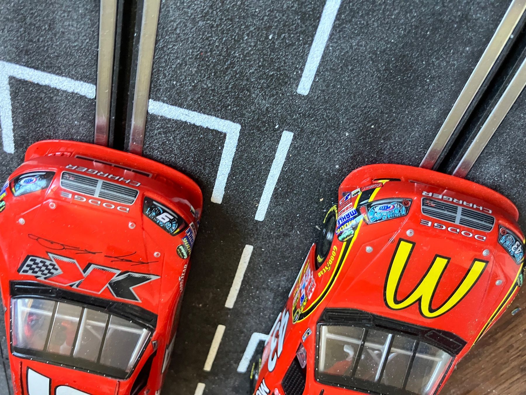 Carrera Piste: 2 Carrera 132 Nascar Dodge rot – Usato da Möriken AG venduto da schmueke01 2