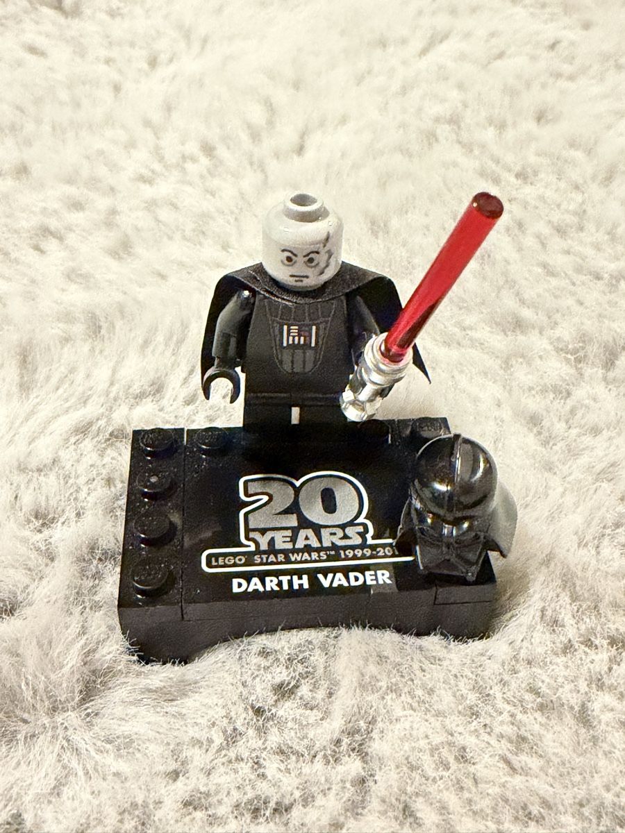 Lego Statuette: Lego Star Wars Darth Vader 20 Years Figur – Usato da Grosshöchstetten venduto da Tobias.David