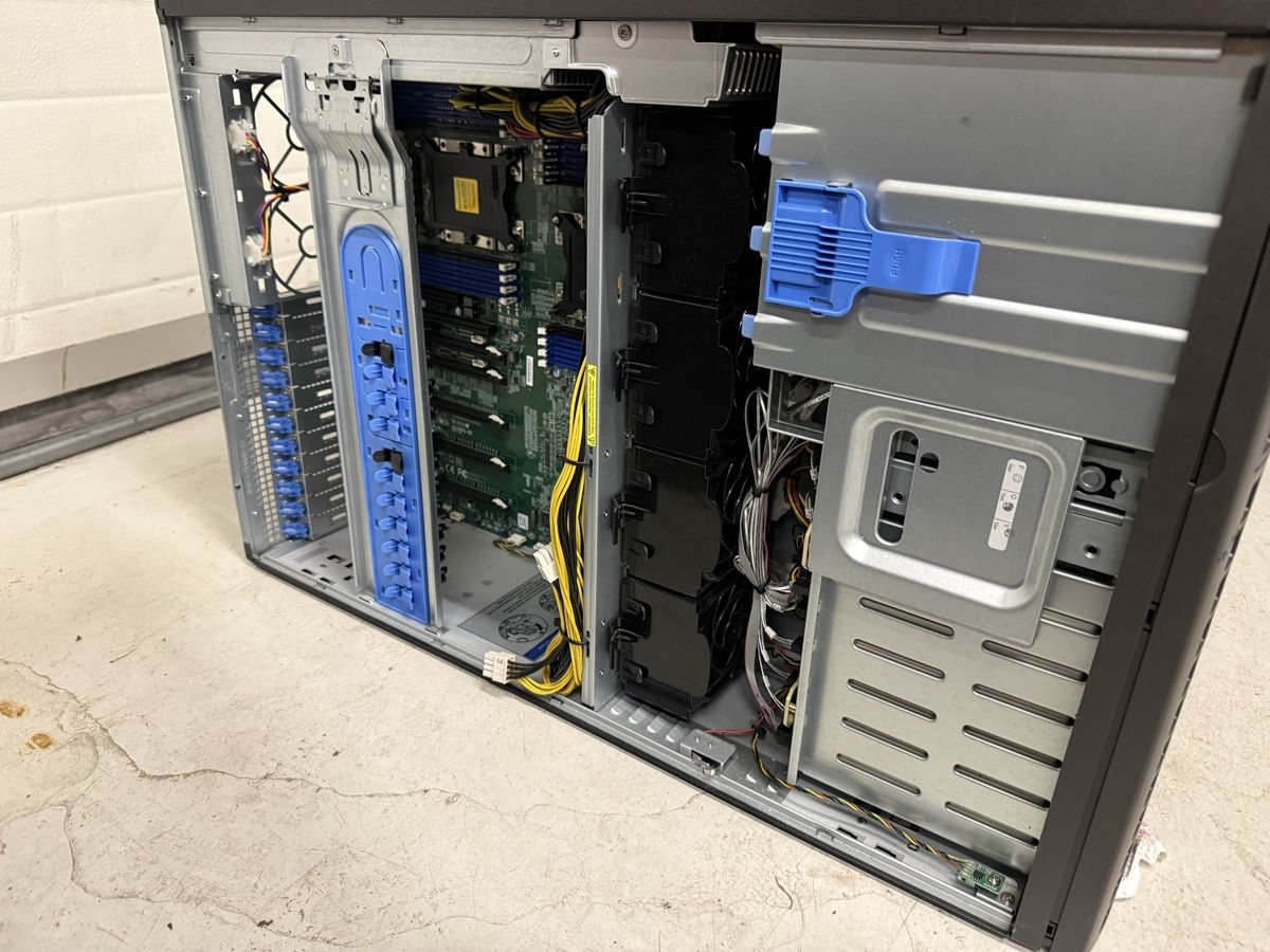 Server: Server Gehäuse Teile Festplatten RAM Konvolut – Usato da Amriswil venduto da nat_8mxt 1