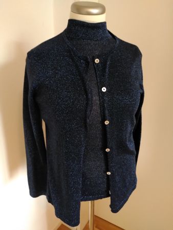 Set aus blauem Tshirt und Jacke mit glitzernden Punkten