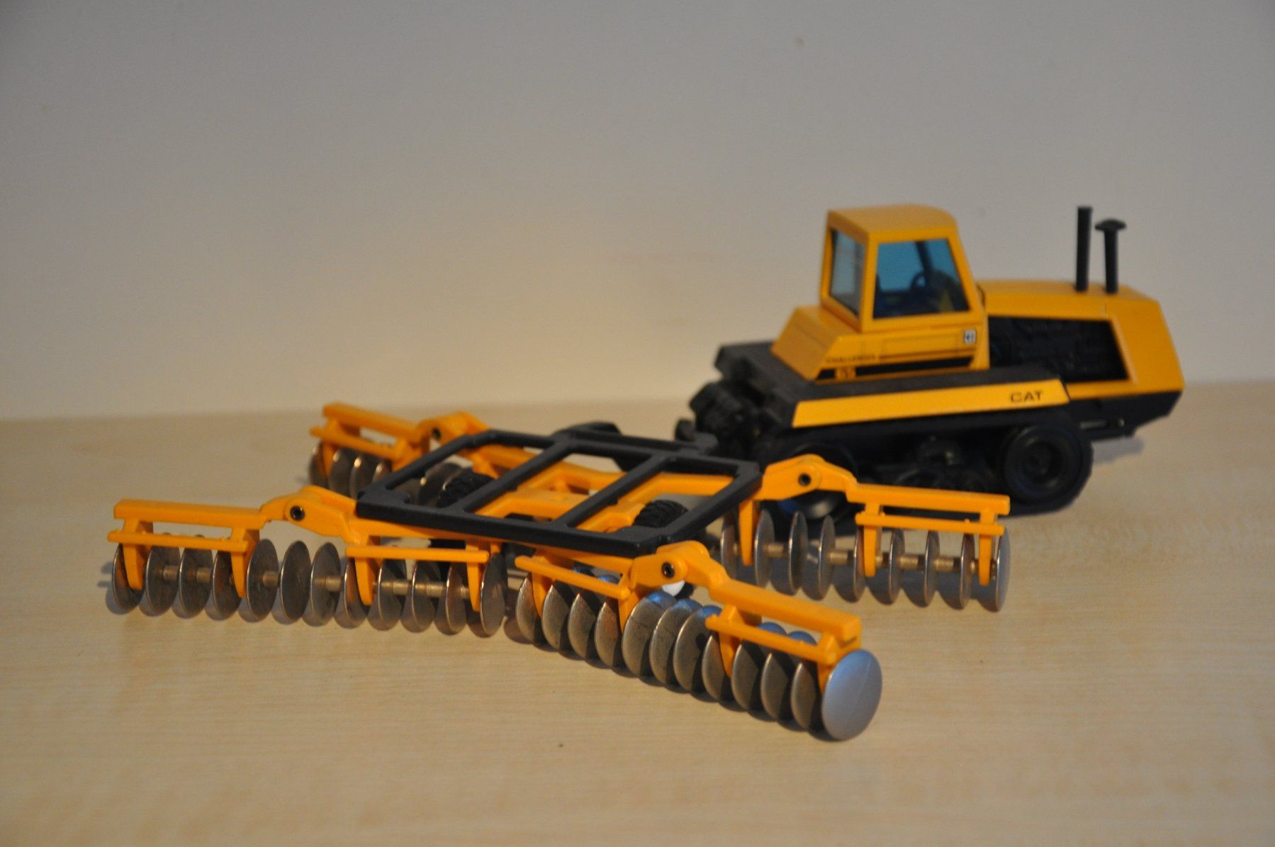 Caterpillar Modellbausätze & Standmodelle: CAT Challenger 65 mit Egge – Gebraucht aus Mitlödi von worker04 2