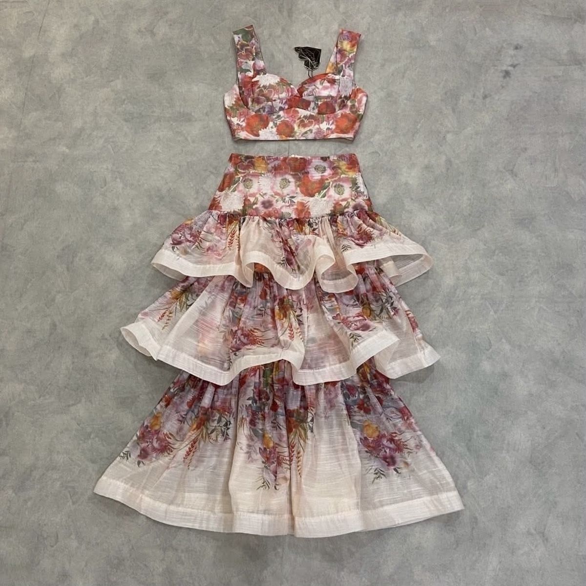 Lotti di vestiti: Summer  Floral Top & Midi Skirt  – Nuovo (secondo la descrizione) da St.Josefen venduto da lop_lh8d 1