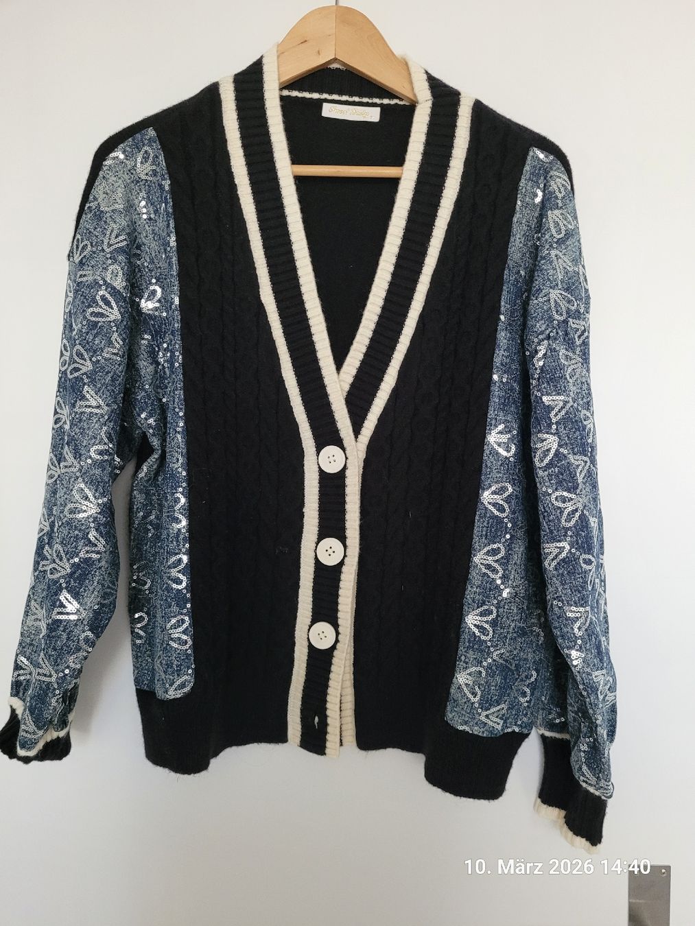 Jacken: Strickjacke mit Glitzerärmeln – Gebraucht aus Bünzen von Milly32