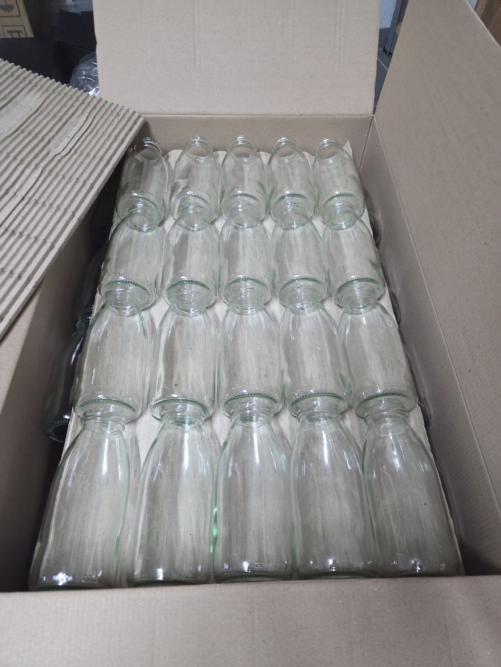 Apparecchiature e tecnologia a gas: 107 Hansaflaschen 250ml mit schwarzem Deckel – Nuovo e nell'imballaggio originale da Arbon venduto da pa_trick 1
