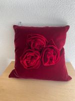 Rotes Kissen aus Samt mit Rosen-Applikation, Marke Interni