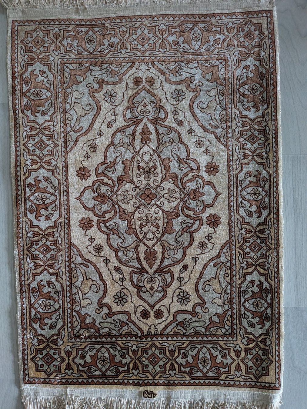 Tappeti: Kleiner Orientteppich, vermutlich Seidenteppich, signiert – Usato da Emmen venduto da Brockofsky 3