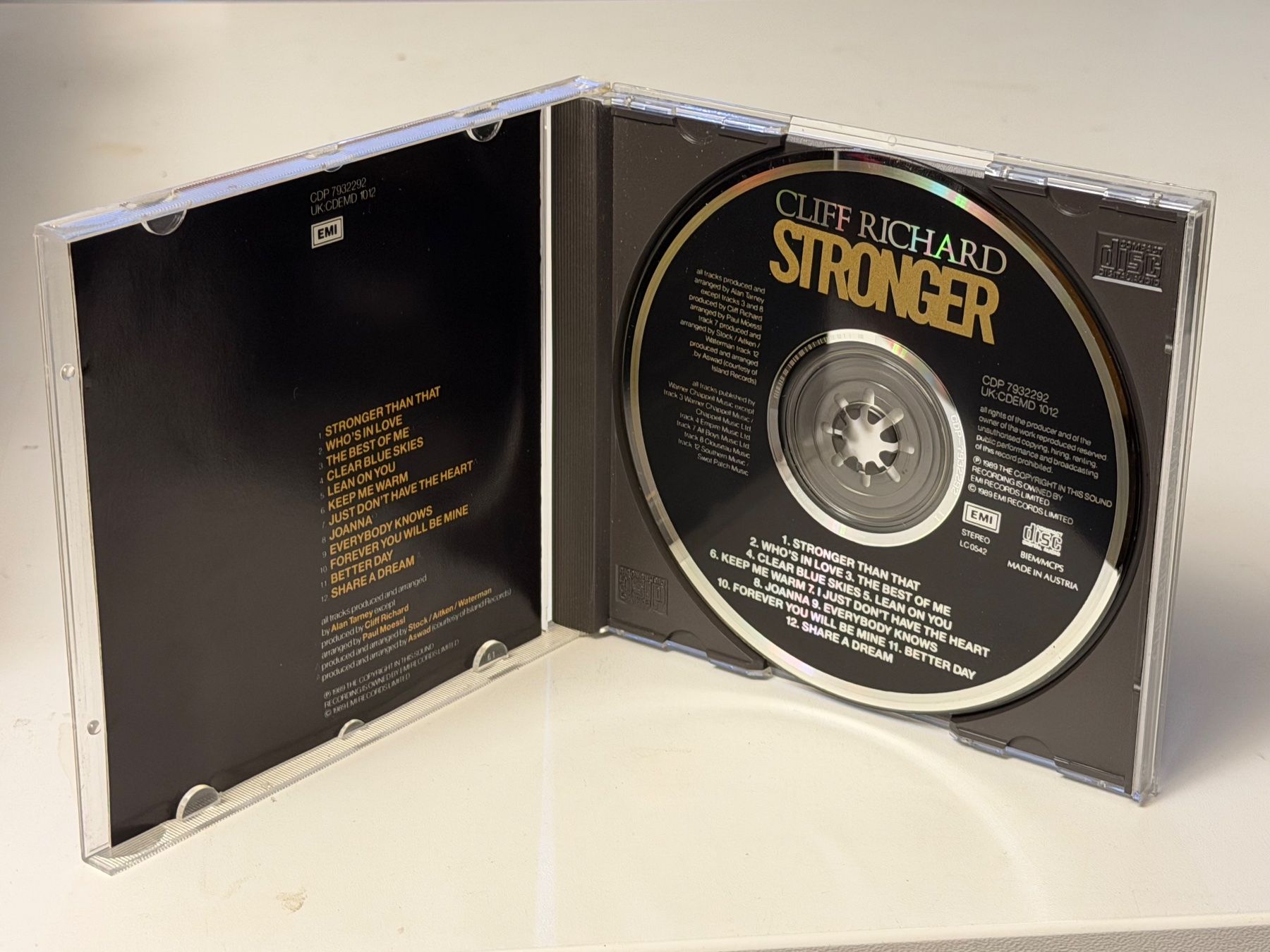 CD: Cliff Richard - Stronger - HB21D – Usato da Küsnacht ZH venduto da Jazztilldawn 2