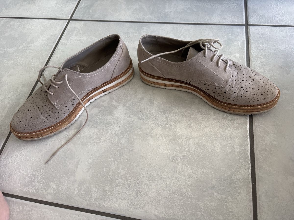 Scarpe da donna: Leichte Schnürschuhe mit Lochmuster, grösse 39 – Nuovo (secondo la descrizione) da Hendschiken venduto da Uraniali 3