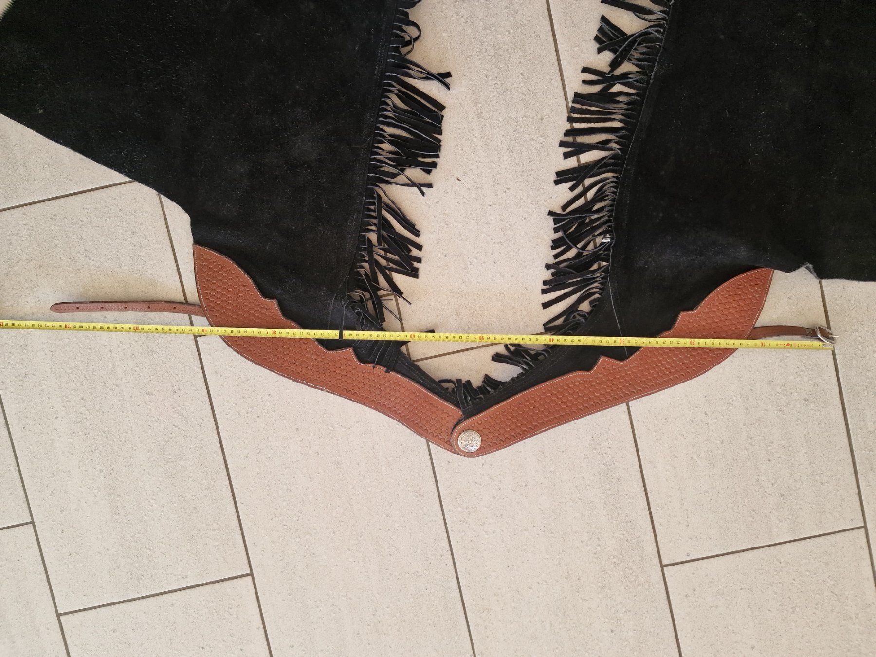 Pantaloni: schwarze Wildleder-Show-Chaps, ca. Grösse M – Usato da Diegten venduto da Eube 5