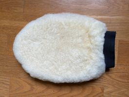 2 Lammfell Putzhandschuhe (1 neu, 1 gebraucht)