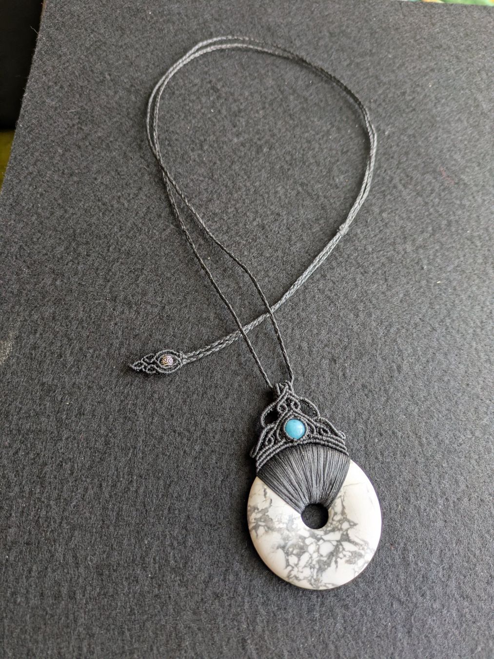 Catenine: Makramee Kette mit Magnesit Donut und Aquamarin Perle – Nuovo (secondo la descrizione) da Pfäffikon ZH venduto da Emporos_42 1