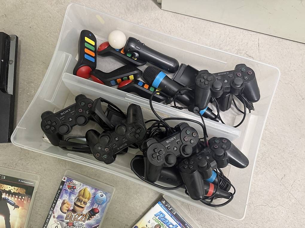 Console: Playstation 3 mit 4 Controllern, Singstar, Buzz & Spielen – Usato da Zürich venduto da Von7thal 1