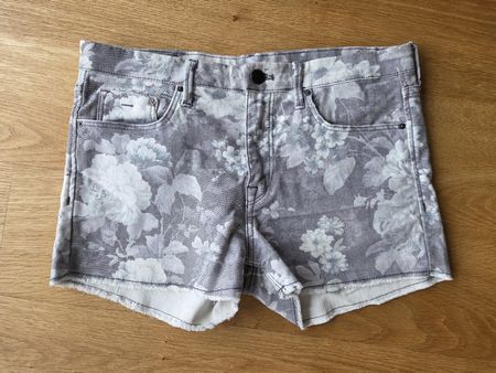 Blumige H&M Denim Shorts, Gr. 38, top Zustand!