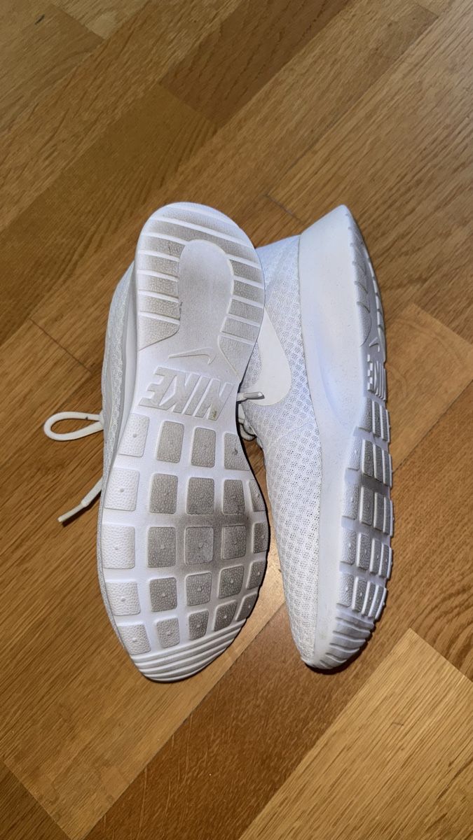 Scarpe da donna: Nike Sneaker, 40, neuwertig – Nuovo (secondo la descrizione) da Gümligen venduto da morticiaaddams 3