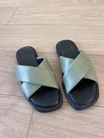 Olivfarbene Sandalen Tamaris Gr. 40