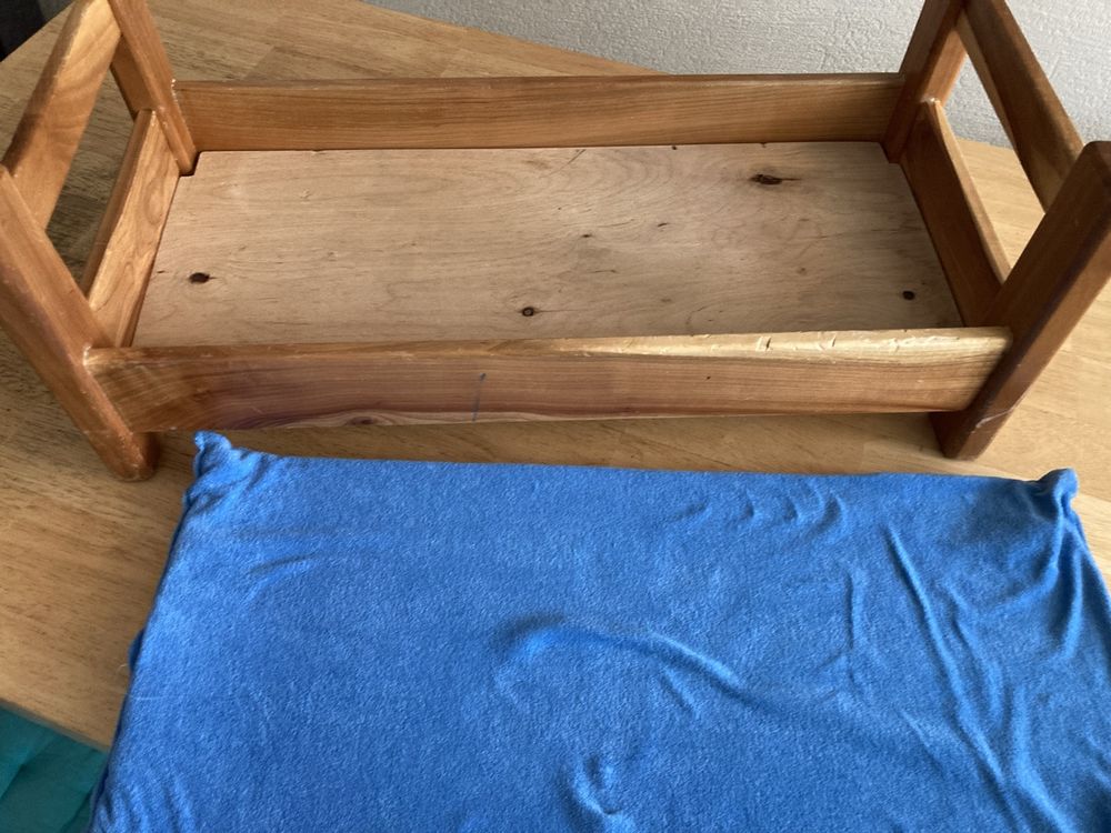 Jouets: Kleines Puppen-Holzbettli mit Matratze – D'occasion à Affoltern am Albis par rollotomasi 1