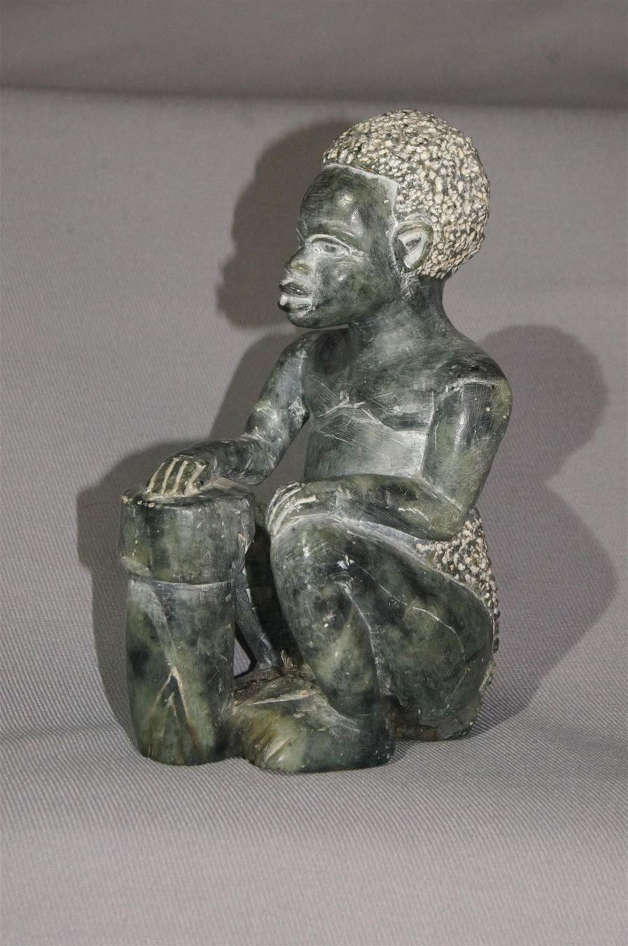 Skulpturen & Statuen: Afrikanischer Trommler aus Stein – Neu und originalverpackt aus Geroldswil von ARTEFACTO 1