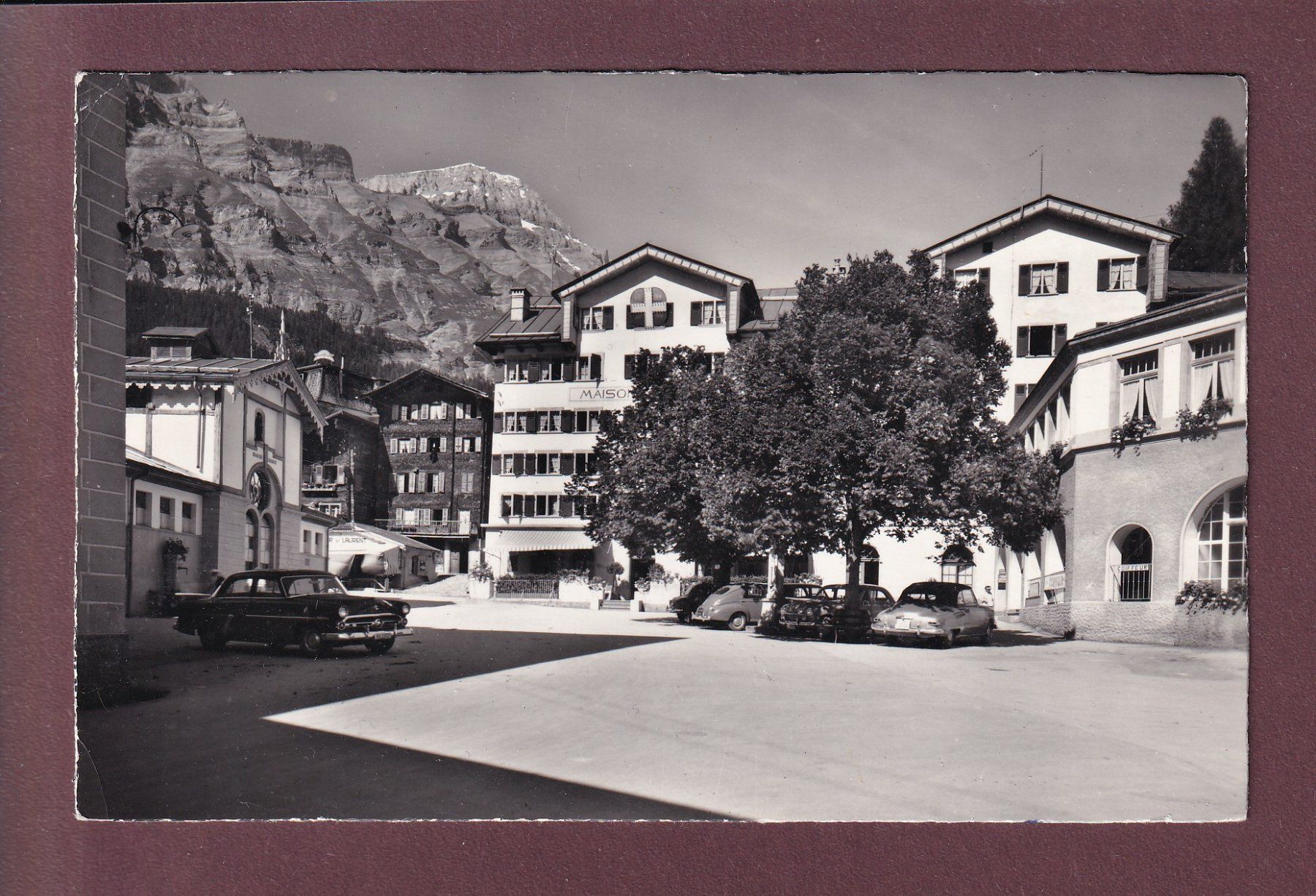 Cartoline postali: LEUKERBAD - Dorfplatz - Auto - 1960 // Eckbüge / Falte // – Usato da Pully venduto da nicecards-shop