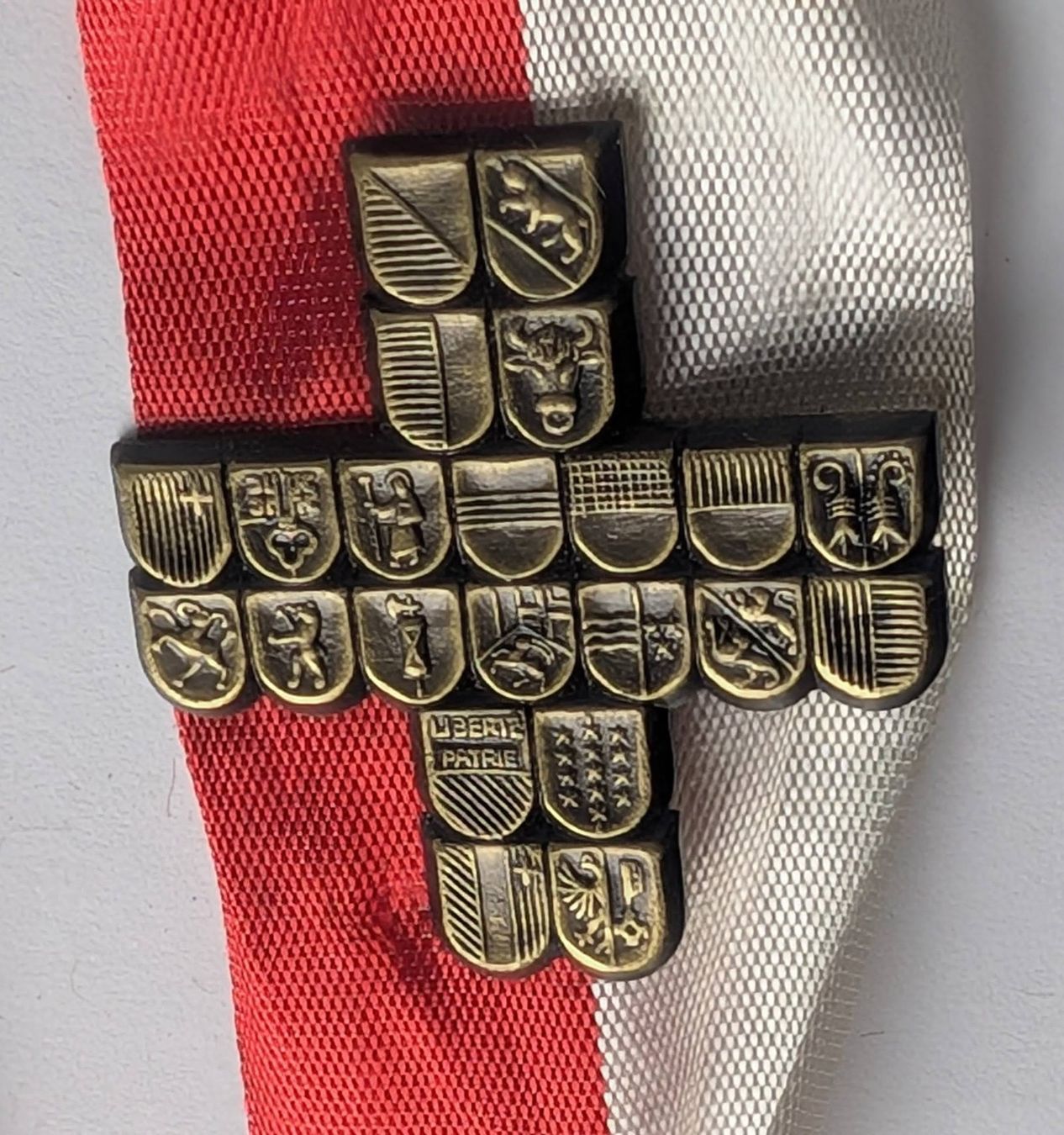 Plaketten & Abzeichen: 1. August-Abzeichen, 1961, Schweizer Kantonswappen – Gebraucht aus Zürich von 1.Simon 3