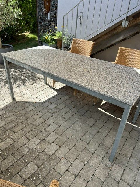 Tische: Granit-Gartentisch – Gebraucht aus Grosshöchstetten von gordes10 2