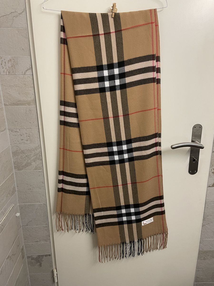 Foulard & Sciarpe: Cashmere Blend Scarf, Classic Check Pattern – Nuovo e nell'imballaggio originale da Buttikon SZ venduto da trzurigo