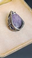 Pendentif en métal argenté et pierre violette