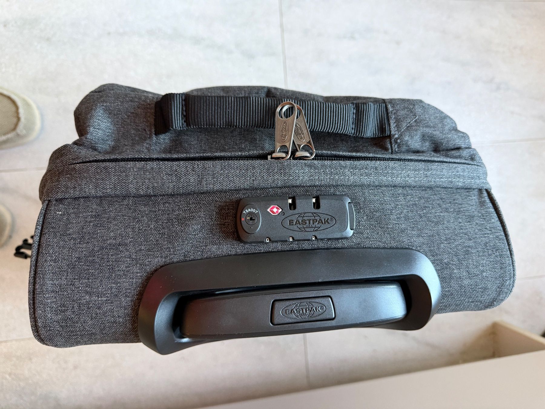 Eastpak Sacs: Sac Eastpak gris excellent état – D'occasion à Arvillard (Salins) par Taniguchi 4