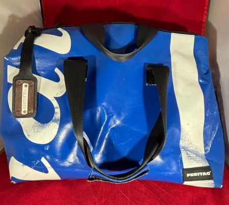 Sac Freitag – Bandoulière en bâche recyclée (bleu/blanc)