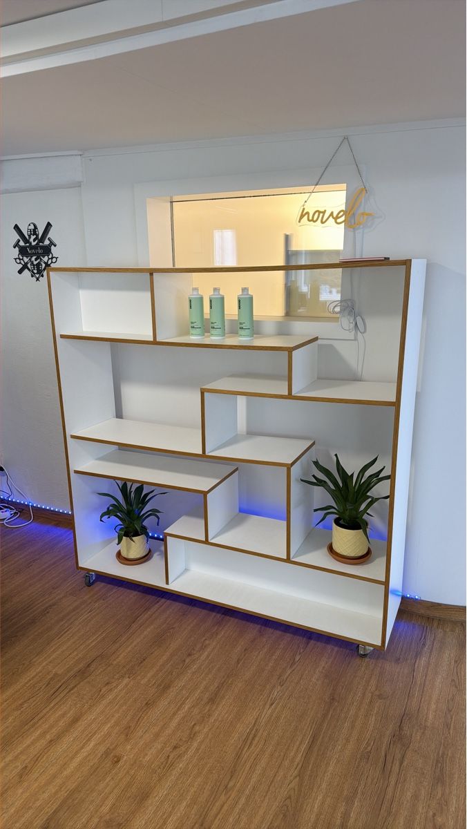 Scaffali: Regal mit mehreren Fächern weiss Holzoptik mit Rollen – Usato da Herisau venduto da mar_gks7