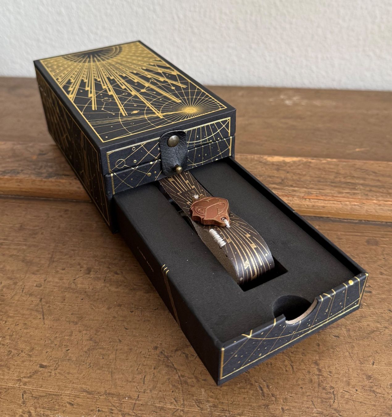 Tutte le decorazioni: Tomorrowland 2022 Box mit Bracelet – Usato da Zollikon venduto da Mary_80 1