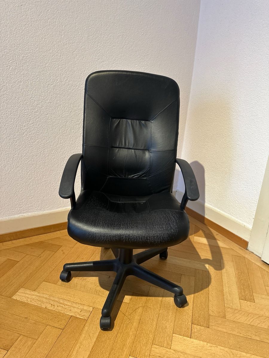 Chaises: Bürostuhl  – D'occasion à Fribourg par Arinya3
