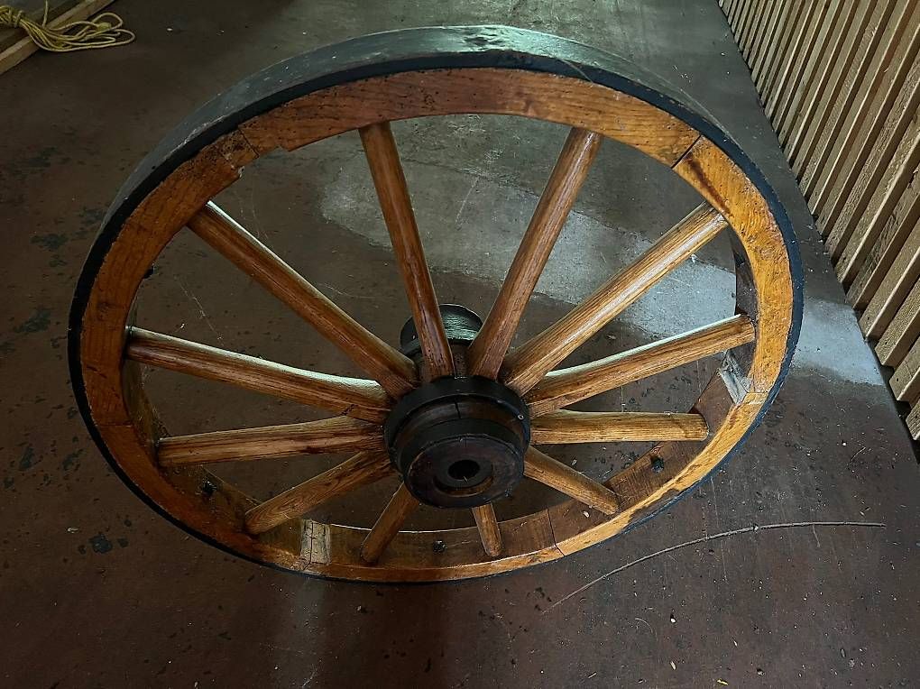 Pneus & Roues: Wagenrad aus Holz – D'occasion à Zweilütschinen par alfredi62