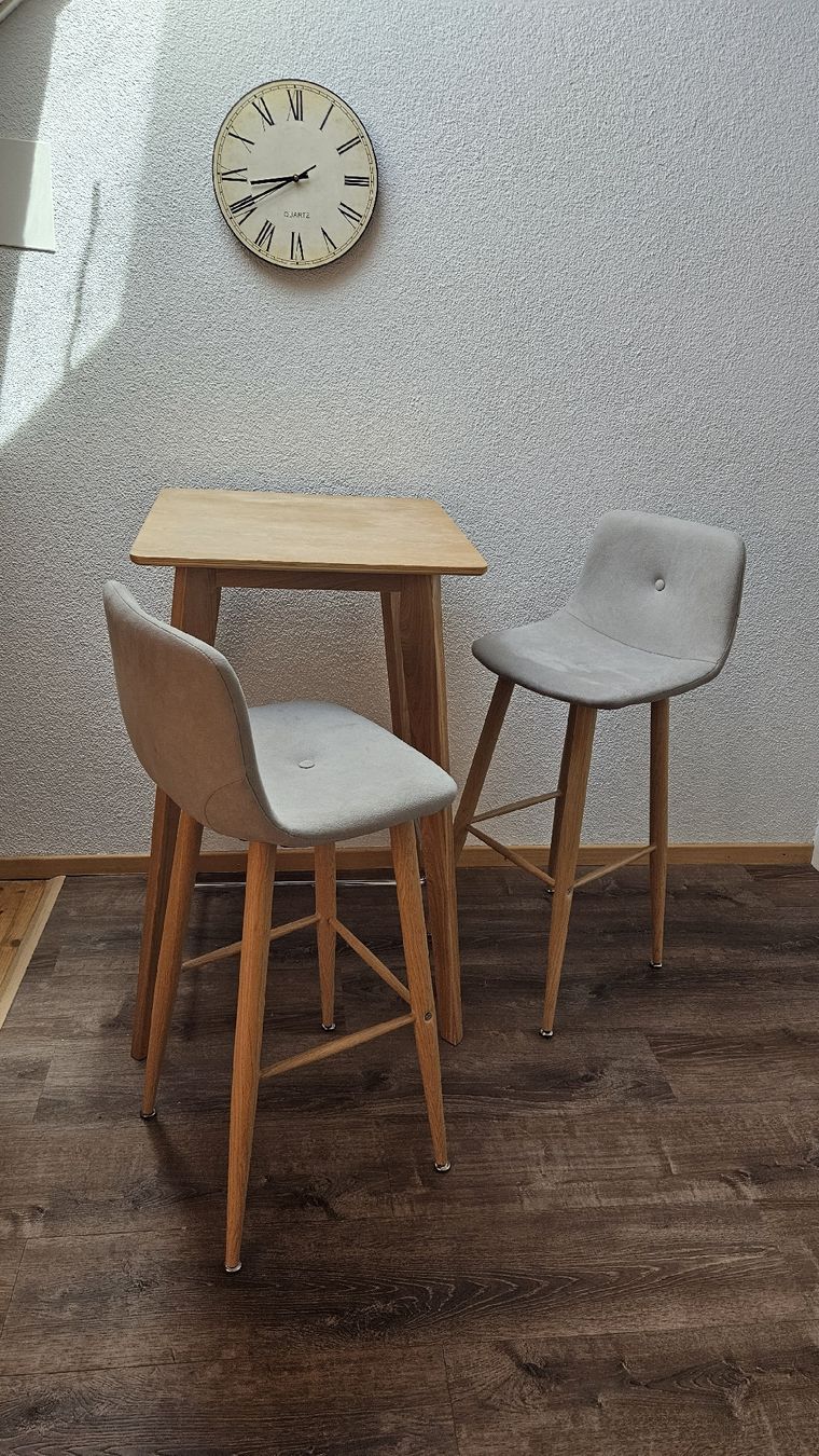 Set di tavolo e panche: Hochtisch + 2 Hochstühle – Nuovo (secondo la descrizione) da Busswil TG venduto da Elisabeth2004