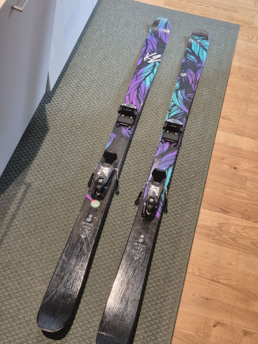 K2 Sci: Freestyle Ski K2 Empress 169 mit Bindung – Usato da Luzern venduto da VintageSeiko 1