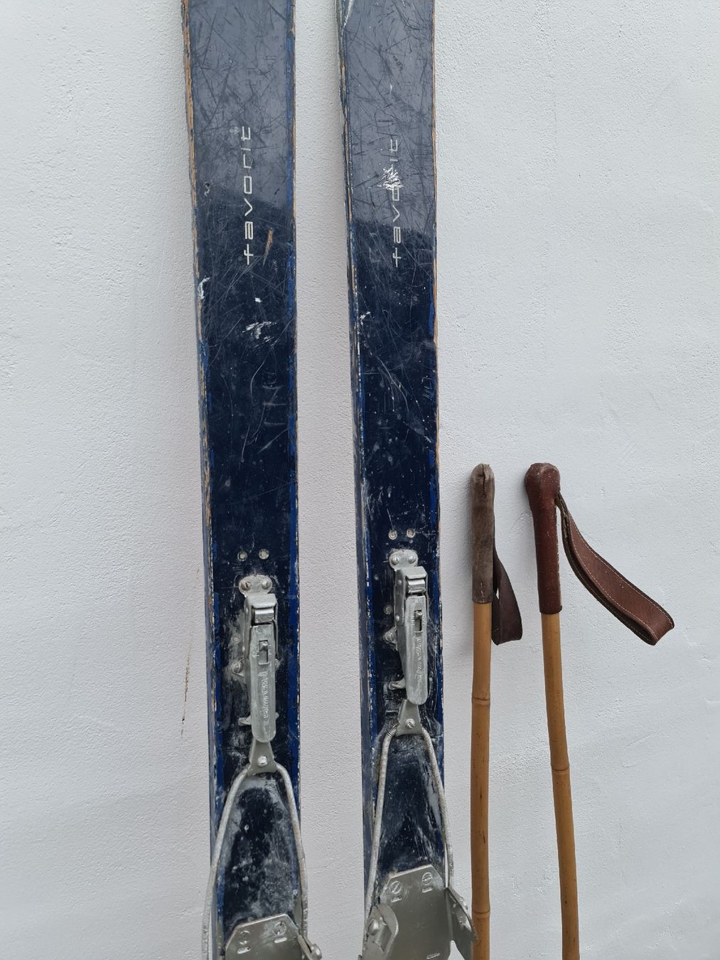 Skis: Antike Ski mit Stöcken – Gebraucht aus Uster von Cruleye 7