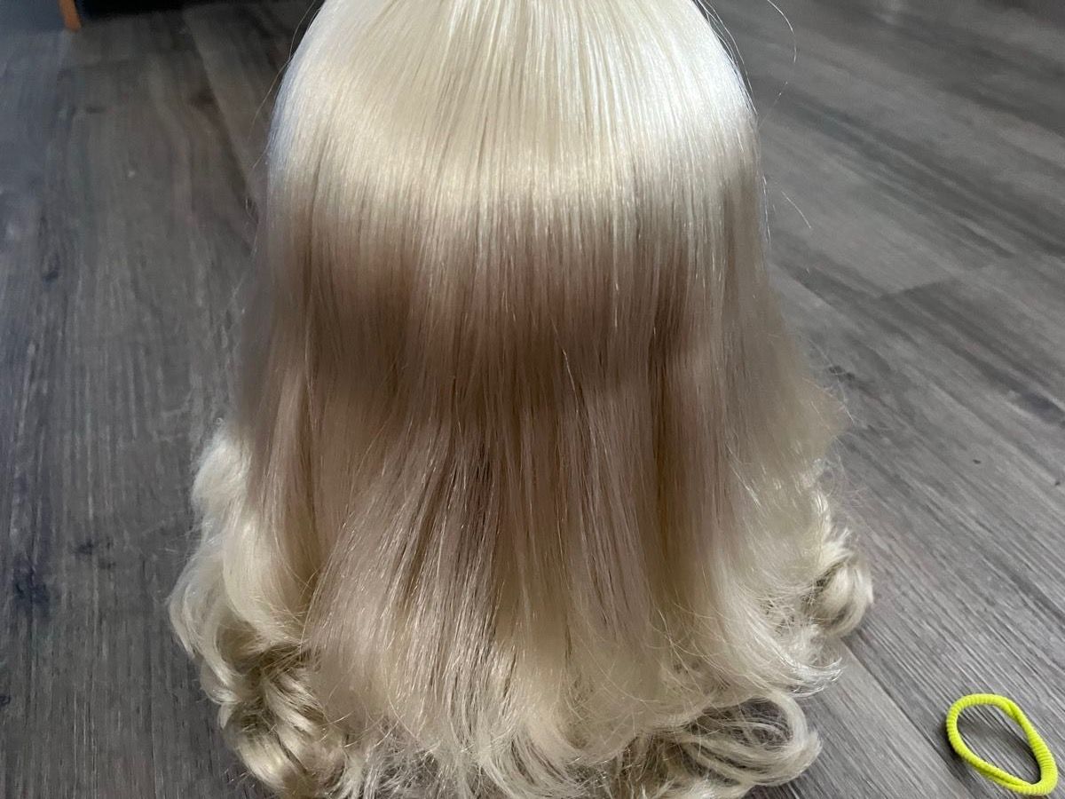 Puppen: Frisierpuppe mit 4 Haargummis und einem Haarsträhl – Gebraucht aus Brittnau von  3