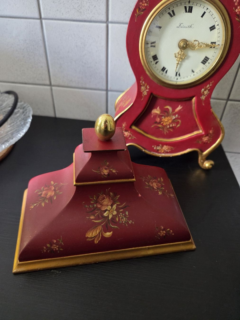Zenith Orologi da terra & Orologi da parete: Tischuhr Zenith rot bemalt  – Usato da Dietikon venduto da Allegra34 5