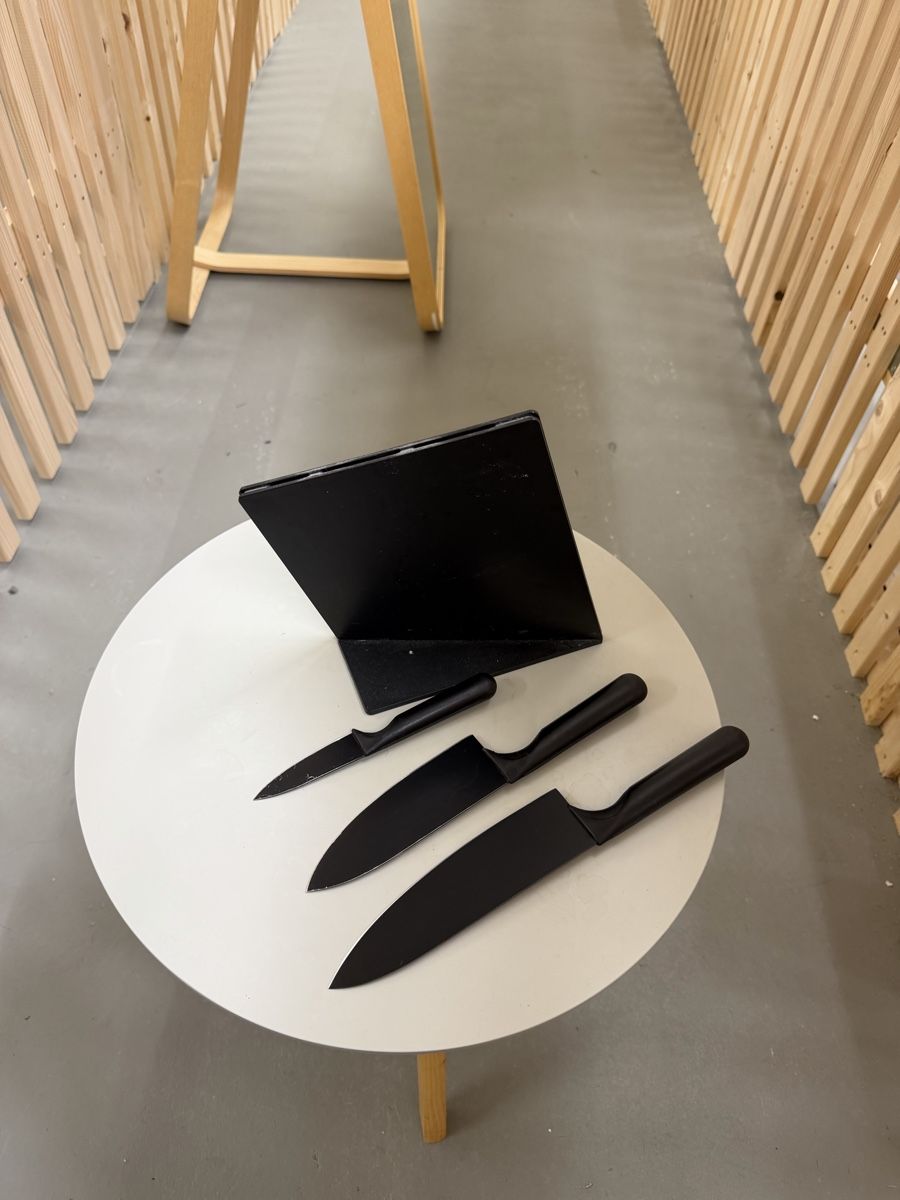Ikea Couteaux: IKEA Messerset, 3 Messer mit Block, schwarz – D'occasion à Basel par rqmon
